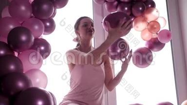 穿紫色裙子的女人坐在窗户上，手里拿着气球